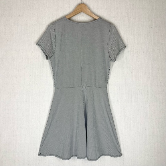 Daytrip~Black‎ & White Striped Fit & Flare V-Neck Ribbed Knit Dress~Sz M - Picture 6 of 10